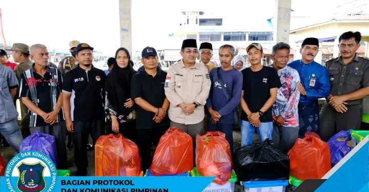 Bupati UAS Tinjau dan Berikan Bantuan Untuk Korban Kebakaran di Pelabuhan Ampera