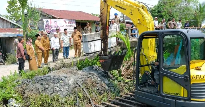 Bupati Tanjab Barat Pantau Normalisasi Parit Lapis, Langkah Konkret Atasi Banjir di Sungai Nibung
