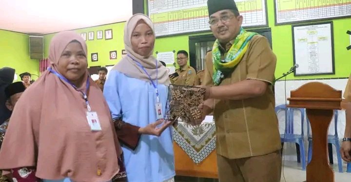 Bupati Beri Atensi kepada Pejabat Pemdes Jati Emas agar waspada dalam penggunaan APBDesa